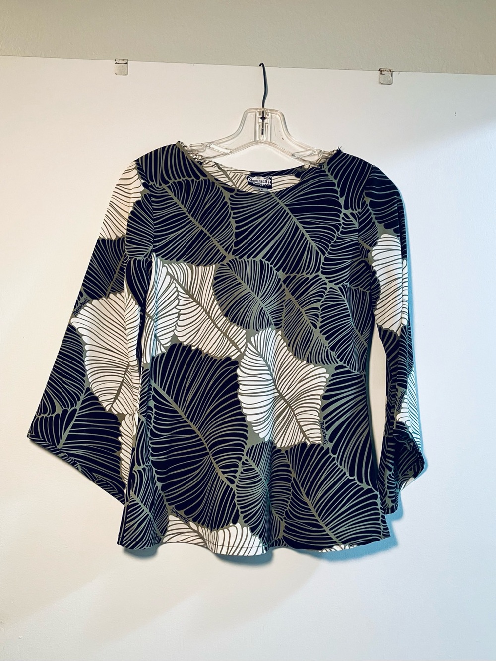 Manuhealii Black, Grey, and White Leaf-Print Long Sleeve Top
